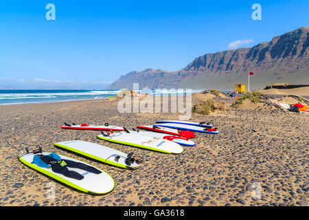 La plage de Famara, Lanzarote - Jan 15, 2015 : Conseils de surf sur la plage de Famara qui est célèbre pour les meilleures vagues de l'océan sur l'île de Lanzarote. Canaries sont une destination populaire pour les amateurs de sports d'eau. Banque D'Images