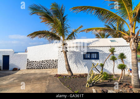 Maison canarienne typique avec des palmiers sur la plage d'El Golfo, Lanzarote, îles Canaries, Espagne Banque D'Images