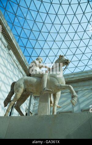 Les jeunes sur l', statue en marbre romain, 1er siècle après JC, grande cour, British Museum, Londres, Angleterre, RU, FR, Europe Banque D'Images