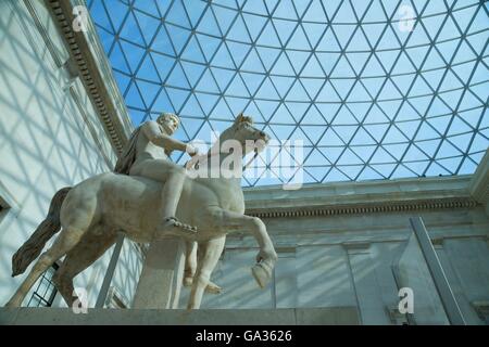 Les jeunes sur l', statue en marbre romain, 1er siècle après JC, grande cour, British Museum, Londres, Angleterre, RU, FR, Europe Banque D'Images