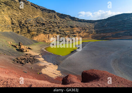 Avis de Lago Verde lac volcanique, El Golfo, Lanzarote, îles Canaries, Espagne Banque D'Images