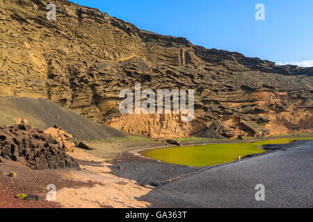 Vue de l'eau vert célèbre lac Lago Verde, El Golfo, Lanzarote, îles Canaries, Espagne Banque D'Images