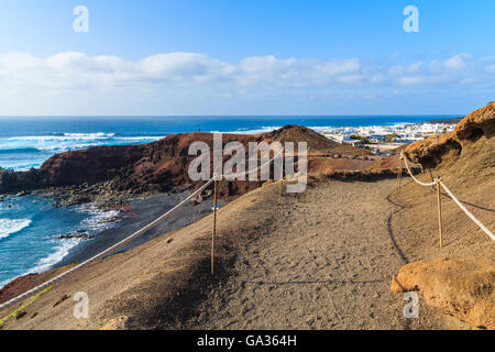 Sentier de marche de Lago Verde à lake village d'El Golfo, Lanzarote, îles Canaries, Espagne Banque D'Images