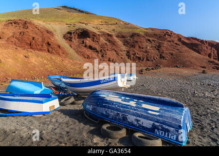 Plage d'El Golfo, Lanzarote - Jan 15, 2015 : les bateaux de pêche traditionnels sur la plage près de Lago Verde. El Golfo est un village de pêcheurs sur la côte ouest de l'île de Lanzarote, Espagne. Banque D'Images