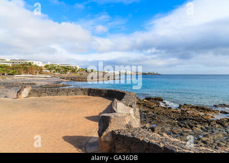 Promenade le long de la côte de l'océan à Playa Blanca Holiday Resort, Lanzarote, îles Canaries, Espagne Banque D'Images