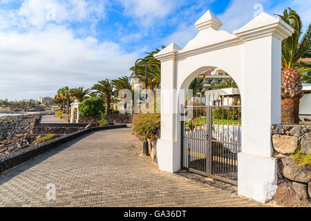 Portail blanc entrée d'hôtel de luxe sur la promenade côtière à Playa Blanca, Lanzarote island, Espagne Banque D'Images