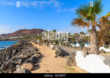 Promenade côtière à Playa Blanca Holiday Resort, Îles Canaries, Espagne Banque D'Images