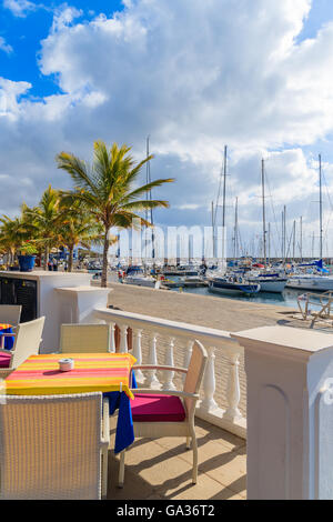 PUERTO CALERO, Lanzarote - Jan 17, 2015 : table avec des chaises en restaurant à Puerto Calero marina. C'est port yacht moderne construit dans le style des Caraïbes sur l'île de Lanzarote. Banque D'Images