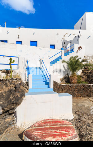 Couleur bleu et blanc typique maison et bateau de pêche en ville de Puerto del Carmen, Lanzarote, îles Canaries, Espagne Banque D'Images