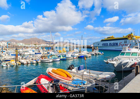 PORT DE Playa Blanca, LANZAROTE ISLAND - Jan 17, 2015 : bateaux colorés en Playa Blanca harbour aux beaux jours. Lanzarote est une destination touristique très populaire parmi l'archipel des îles Canaries. Banque D'Images