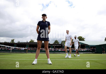 Jonathan Marray (à gauche) et Adil Shamasdin durant leur match de double hommes sur la sixième journée des championnats de Wimbledon à l'All England Lawn Tennis et croquet Club, Wimbledon. Banque D'Images