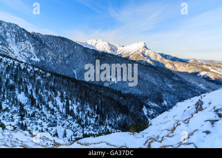 Vue sur la montagne Giewont en lumière tôt le matin après le lever du soleil dans les montagnes Tatras, Pologne Banque D'Images