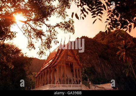 Un temple traditionnel dans le parc national de Khao Sam Roi Yot sur le Golf de Thaïlande, près de la ville de Hua Hin en Thaïlande. Banque D'Images