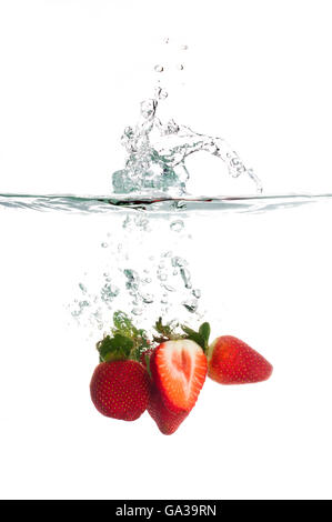 Strawberry Splash dans l'eau isolé sur fond blanc Banque D'Images