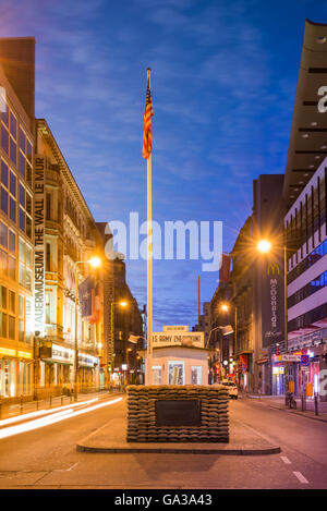 Vue de la nuit de Checkpoint Charlie, Berlin Banque D'Images