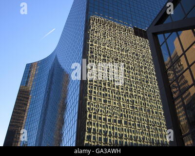 Bâtiments sur la rivière Chicago à Chicago, IL, USA Banque D'Images