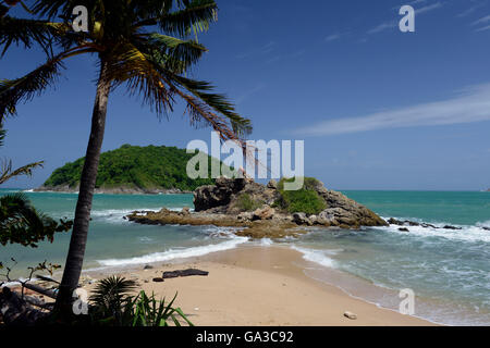 La Hat Nai Harn Beach près de Rawai dans le sud de l'île de Phuket dans le sud de la Thaïlande en Southeastasia. Banque D'Images