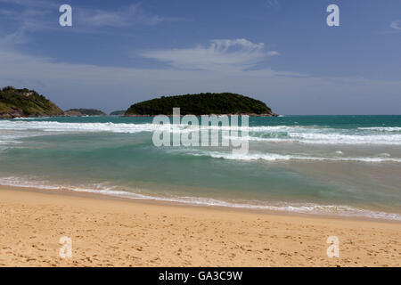 La Hat Nai Harn Beach près de Rawai dans le sud de l'île de Phuket dans le sud de la Thaïlande en Southeastasia. Banque D'Images