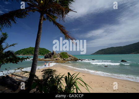 La Hat Nai Harn Beach près de Rawai dans le sud de l'île de Phuket dans le sud de la Thaïlande en Southeastasia. Banque D'Images