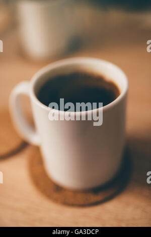 Le café du matin dans la tasse blanche, peu profonde dof, selective focus Banque D'Images