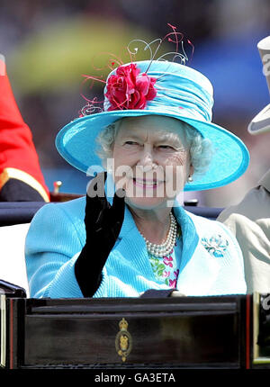 La reine Elizabeth II de Grande-Bretagne arrive en calèche à ciel ouvert le quatrième jour des courses de Royal Ascot à l'hippodrome de Berkshire. Banque D'Images