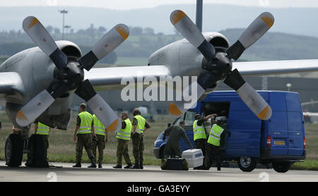 Un jeune aigle à queue blanche dans des boîtes est enlevé d'un avion à la RAF Kinloss, après que l'Armée de l'air norvégienne a transporté les oiseaux à la base aérienne écossaise. Banque D'Images