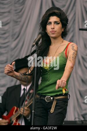 Amy Winehouse se produit sur la Pyramid Stage au Glastonbury Festival 2007 de Carry Farm à Pilton, Somerset. Banque D'Images