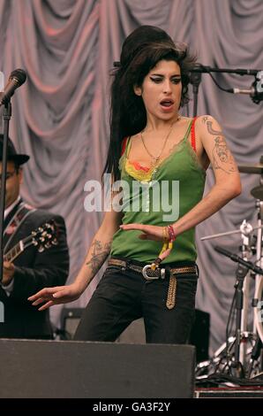 Amy Winehouse se produit sur la Pyramid Stage au Glastonbury Festival 2007 de Carry Farm à Pilton, Somerset. Banque D'Images