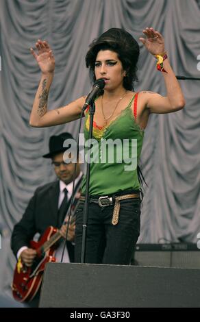 Amy Winehouse se produit sur la Pyramid Stage au Glastonbury Festival 2007 de Carry Farm à Pilton, Somerset. Banque D'Images