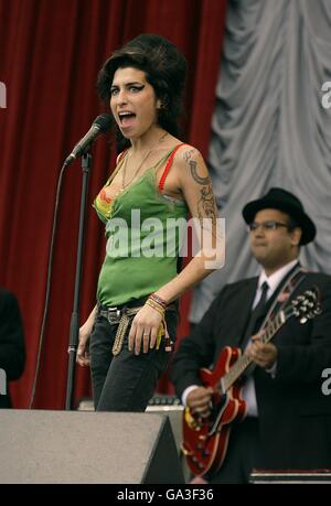 Amy Winehouse se produit sur la Pyramid Stage au Glastonbury Festival 2007 de Carry Farm à Pilton, Somerset. Banque D'Images