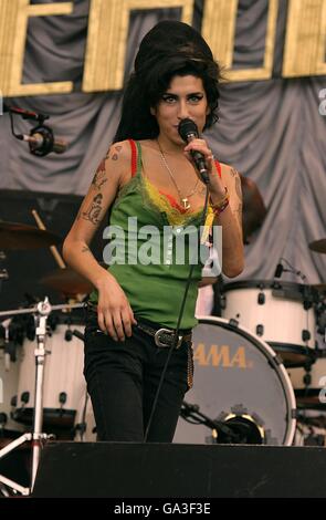 Amy Winehouse se produit sur la Pyramid Stage au Glastonbury Festival 2007 de Carry Farm à Pilton, Somerset. Banque D'Images