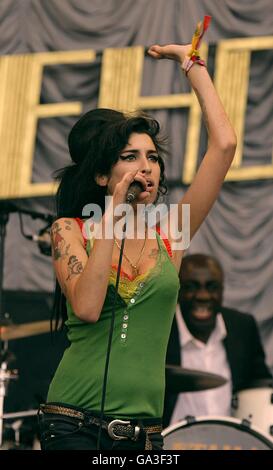 Amy Winehouse se produit sur la Pyramid Stage au Glastonbury Festival 2007 de Carry Farm à Pilton, Somerset. Banque D'Images