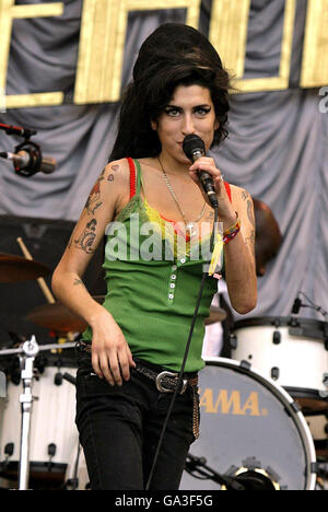 Amy Winehouse se produit sur la Pyramid Stage au Glastonbury Festival 2007 de Carry Farm à Pilton, Somerset. Banque D'Images