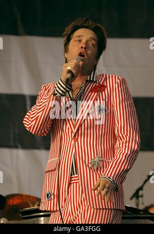 Rufus Wainwright se produit sur l'autre scène au Glastonbury Festival 2007 à la ferme de Kondy à Pilton, dans le Somerset. Banque D'Images