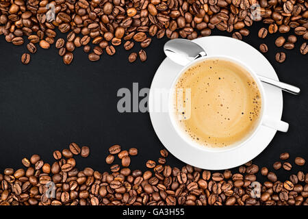 Tasse à café et haricots sur fond ardoise rustique Banque D'Images