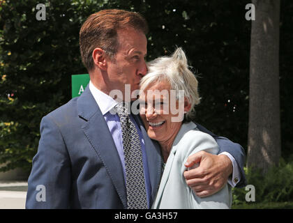 Anton du Beke et Judy Murray arrivent sur la sixième journée des championnats de Wimbledon à l'All England Lawn Tennis et croquet Club, Wimbledon. Banque D'Images