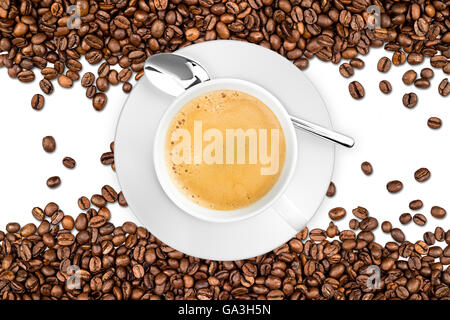 Tasse de café et les fèves isolé sur fond blanc Banque D'Images