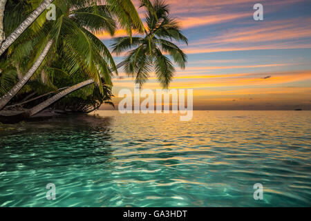 Coucher de soleil sur une île paradisiaque de l'eau Banque D'Images