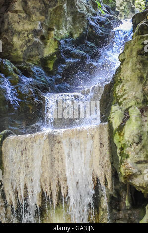 Cascade dans le parc des Buttes-Chaumont 'à Paris - France close up Banque D'Images