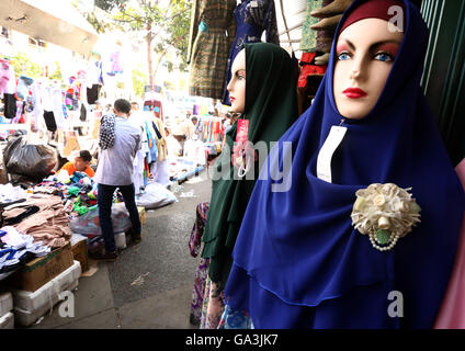 Jakarta, Indonésie. 07 juillet, 2016. La densité en Tanah Abang, Jakarta qui est rempli de gens qui viennent d'acheter des vêtements, surtout robe musulmane pour la préparation d'Idul Fitri. © Natanael Pohan/Pacific Press/Alamy Live News Banque D'Images