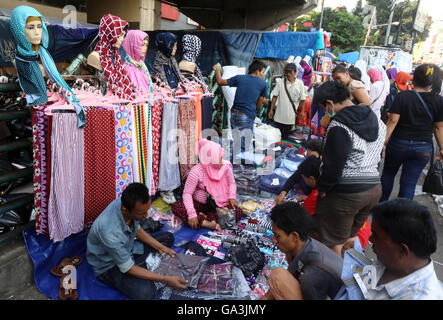Jakarta, Indonésie. 07 juillet, 2016. La densité en Tanah Abang, Jakarta qui est rempli de gens qui viennent d'acheter des vêtements, surtout robe musulmane pour la préparation d'Idul Fitri. © Natanael Pohan/Pacific Press/Alamy Live News Banque D'Images