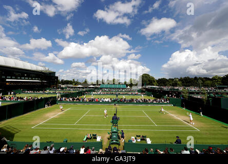 Une vue générale sur l'extérieur à quatre tribunaux-eleven sur la sixième journée des championnats de Wimbledon à l'All England Lawn Tennis et croquet Club, Wimbledon. Banque D'Images