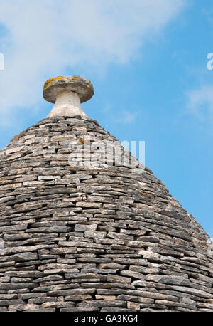 Trullo, habitation en pierre traditionnelle des Pouilles avec toit conique et pinnacle, Alberobello, province de Bari, Pouilles, Italie Banque D'Images