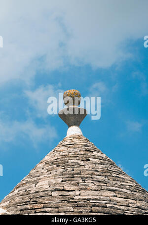 Trullo, habitation en pierre traditionnelle des Pouilles avec toit conique et pinnacle, Alberobello, province de Bari, Pouilles, Italie Banque D'Images