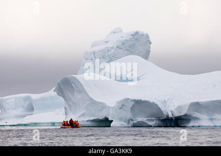 Les icebergs près de Pleneau Island, Canal Lemaire, Péninsule Antarctique, l'Antarctique Banque D'Images