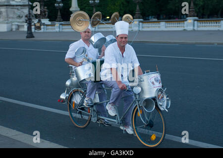 Deux cuisiniers, chefs, jouant des percussions sur un vélo pendant la fête de la Musique, Paris, France, Europe Banque D'Images