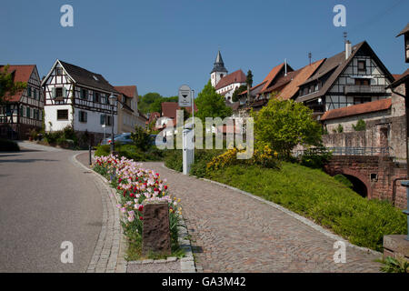 Waldbachstrasse rue avec le mur de la ville et Église Liebfrauenkirche de Gernsbach, station thermale, vallée de la Murg Banque D'Images