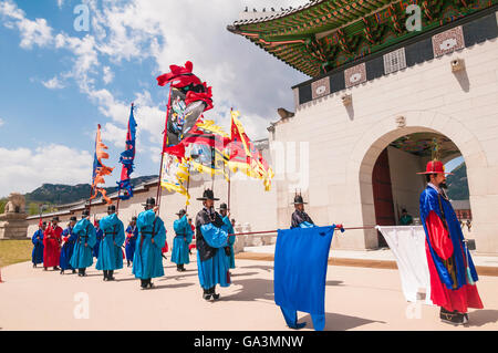 Changement de la garde à l'entrée principale, Gwanghwamun, Gyeongbokgung, Jongno-gu, Seoul, Corée du Sud Banque D'Images
