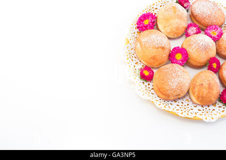 Beignets faits maison décorée de fleurs. Banque D'Images