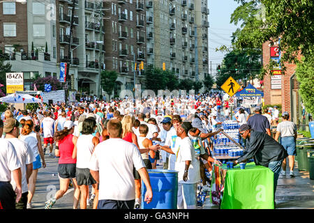 ATLANTA, GÉORGIE - Juillet 4, 2015 : Les participants à la Peachtree Road Race - La plus grande course de 10k dans le monde, tenue chaque année le Banque D'Images